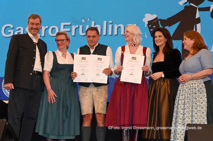 Markus S&ouml;der, Angela Inselkammer, Michaela Kaniber beim GastroFr&uuml;hling 2026 im Hippodrom - &Uuml;berreichung Urkunden "Ausgezeichnetes Festzelt" an die Festhalle Bayernland und das Hippodrom (&copy;Foto: Ingrid Grossmann)